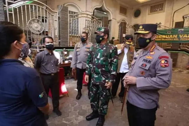 Hari Pertama PPKM Darurat, Kapolri Panglima TNI Tinjau Penyekatan dan Vaksinasi Masal