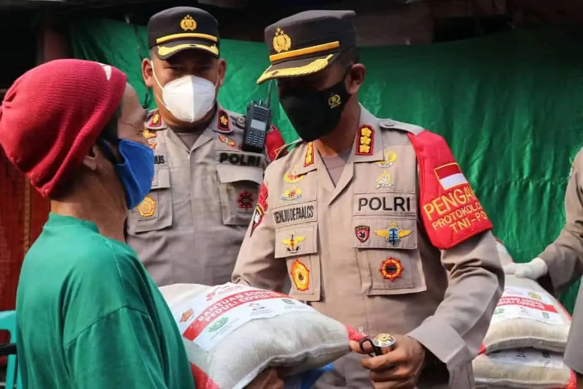 Vaksinasi di Slum Area, Kapolres Metro Tangerang Kota Serahkan Bantuan Beras Vaksinasi di Slum Area, Kapolres Metro Tangerang Kota Serahkan Bantuan Beras