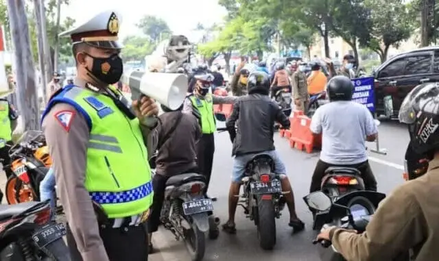 Penyekatan PPKM Darurat di Daan Mogot, Ribuan Kendaraan Diputar Balik Penyekatan PPKM Darurat di Daan Mogot, Ribuan Kendaraan Diputar Balik