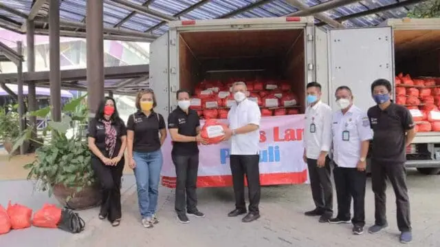 Pemkot Tangsel Bagikan Sembako Untuk Warga Jalani Isolasi Mandiri Pemkot Tangsel Bagikan Sembako Untuk Warga Jalani Isolasi Mandiri