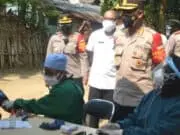Vaksinasi Massal, Polisi Sasar Langsung Pemukiman Warga Kota Tangerang Vaksinasi Massal, Polisi Sasar Langsung Pemukiman Warga Kota Tangerang