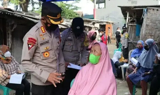 Vaksinasi di Slum Area, Kapolres Metro Tangerang Kota Serahkan Bantuan Beras Vaksinasi di Slum Area, Kapolres Metro Tangerang Kota Serahkan Bantuan Beras