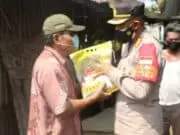 Harap Masyarakat Kurangi Aktifitas, Polisi Salurkan Beras di Kota Tangerang Harap Masyarakat Kurangi Aktifitas, Polisi Salurkan Beras di Kota Tangerang