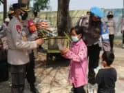 Bagikan Bocah Mainan di Slum Area, Kapolres: Musim Virus Mainnya Dirumah Aja Bagikan Bocah Mainan di Slum Area, Kapolres: Musim Virus Mainnya Dirumah Aja