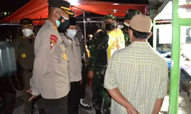 Patroli Malam PPKM Darurat, Forkopimda Kota Tangerang Bagi-Bagi Beras Patroli Malam PPKM Darurat, Forkopimda Kota Tangerang Bagi-Bagi Beras