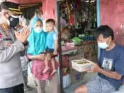 Hindari Kerumunan, Polisi Bagikan 150 Paket Daging Qurban Siap Saji dari Rumah ke Rumah Hindari Kerumunan, Polisi Bagikan 150 Paket Daging Qurban Siap Saji dari Rumah ke Rumah