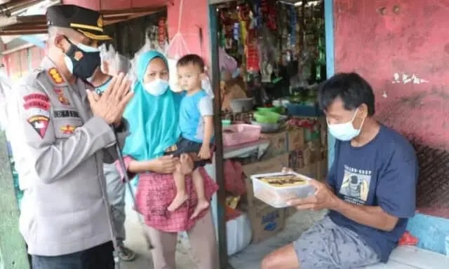 Hindari Kerumunan, Polisi Bagikan 150 Paket Daging Qurban Siap Saji dari Rumah ke Rumah Hindari Kerumunan, Polisi Bagikan 150 Paket Daging Qurban Siap Saji dari Rumah ke Rumah