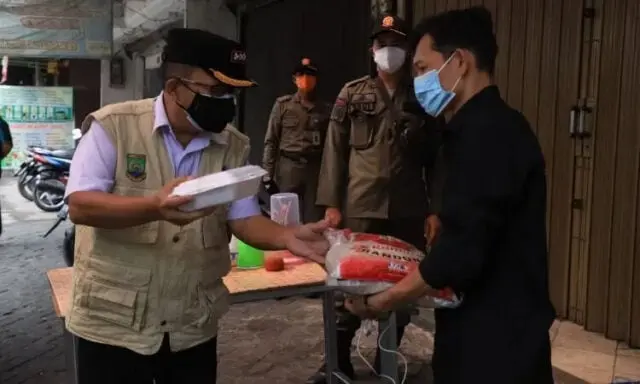 Penegakan PPKM Level 4, Satpol PP Kota Tangerang Bagikan Makanan dan Beras Penegakan PPKM Level 4, Satpol PP Kota Tangerang Bagikan Makanan dan Beras