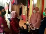 Setelah Disidak Menteri Sosial Tri Rismaharini, Ini Klarifikasi Suryanih Suryanih (kanan) saat menyampaikan klarifikasi saat setelah disidak Mensos Tri Rismaharini, pada Kamis (29/07/2021).