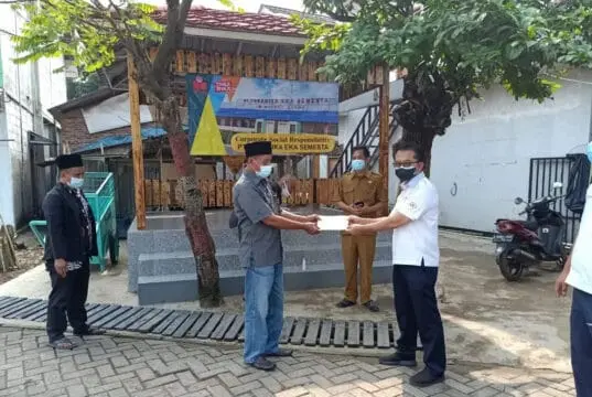 PT Torabika Bantu Warga Bitung Bangun Pos Ronda