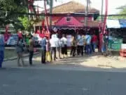 Warga Antusias ikut Vaksinasi di DPC PDI Perjuangan Kabupaten Tangerang, Begini Kata Irvansyah Warga sedang mengantri menunggu untuk mendapatkan Vaksinasi Covid-19.