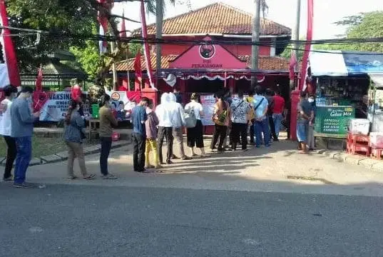 Warga Antusias ikut Vaksinasi di DPC PDI Perjuangan Kabupaten Tangerang, Begini Kata Irvansyah Warga sedang mengantri menunggu untuk mendapatkan Vaksinasi Covid-19.