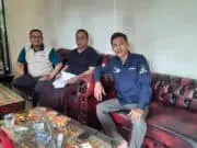 Mengejutkan, Ini Penjelasan dan Fakta Sebenarnya PKH Desa Kadujajar Pasca Polemik VS Anggota DPRD Lebak Agus Deni Kencana, Pendamping PKH (Kiri), Saleh Anggota DPRD Lebak Fraksi Partai Golongan Karya (Tengah), Hilmi selaku Pendamping PKH (Kanan), saat menjelaskan fakta sebenarnya yang terjadi terkait polemik PKH.