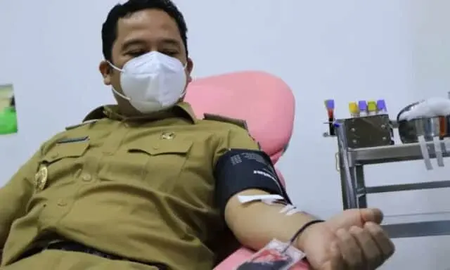 Lakukan Donor Darah, Arief Ajak Penyintas Covid-19 Donor Plasma Konvalesen Lakukan Donor Darah, Arief Ajak Penyintas Covid-19 Donor Plasma Konvalesen