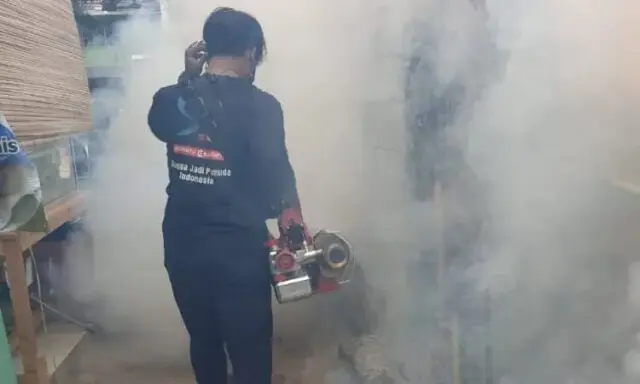 Cegah Demam Berdarah Ditengah Pandemi Covid-19, KNPI Cipondoh Lakukan Fogging