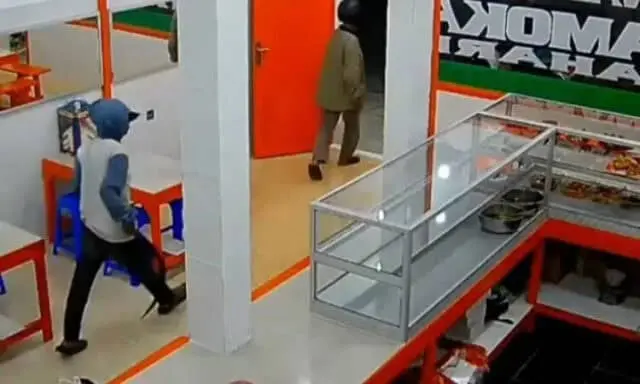 Video CCTV Viral, Dua Pelaku Kejahatan Tenteng Clurit Masuk Warteg di Cipondoh Video CCTV Viral, Dua Pelaku Kejahatan Tenteng Clurit Masuk Warteg di Cipondoh