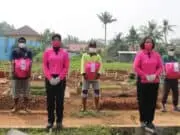 Bhayangkari Blusukan Beri Bantuan Pada Penggali Kubur di Kota Tangerang Bhayangkari Blusukan Beri Bantuan Pada Penggali Kubur di Kota Tangerang