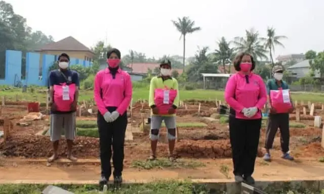 Bhayangkari Blusukan Beri Bantuan Pada Penggali Kubur di Kota Tangerang Bhayangkari Blusukan Beri Bantuan Pada Penggali Kubur di Kota Tangerang