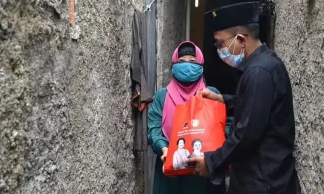 PDI Perjuangan Kota Tangerang Distribusikan Sembako Gratis, Begini Keluhan Masyarakat PDI Perjuangan Kota Tangerang Distribusikan Sembako Gratis, Begini Keluhan Masyarakat