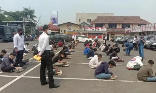 Hendak Tawuran, 70 Pelajar Diamankan Polisi 8 Sajam Ditemukan Dalam Tas Hendak Tawuran, 70 Pelajar Diamankan Polisi 8 Sajam Ditemukan Dalam Tas