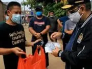 Ananta Wahana Anggota DPR RI Bagikan Vitamin ke Warga Bonang Kecamatan Kelapa Dua Ananta Wahana Anggota DPR RI Bagikan Vitamin ke Warga Bonang Kecamatan Kelapa Dua