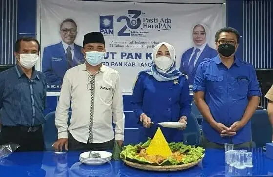 Sri Panggung Ketua DPD PAN Kabupaten Tangerang bersama para pengurus dalam Perayaan HUT Partai PAN ke 23. Sri Panggung Ketua DPD PAN Kabupaten Tangerang bersama para pengurus dalam Perayaan HUT Partai PAN ke 23.