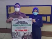 Keluarga Besar Pegawai Bapenda Kabupaten Tangerang Serahkan Donasi Rp.10 Juta untuk Palestina Melalui Program Bank BJB Kepala Bidang PBB dan BPHTB pada Badan Pendapatan Daerah (Bapenda) Kabupaten Tangerang, Dwi Candra saat menyerahkan bantuan donasi.