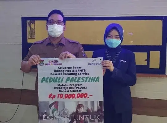 Screenshot_2021-08-16-10-21-30-04_copy_540x399 Kepala Bidang PBB dan BPHTB pada Badan Pendapatan Daerah (Bapenda) Kabupaten Tangerang, Dwi Candra saat menyerahkan bantuan donasi.