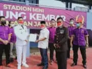 HUT RI ke 76, Kecamatan Jayanti Resmikan Stadion Mini Tanjung Kembar di Desa Cikande Camat Jayanti Yandri Permana saat menyerahkan SK kepengurusan Stadion Mini Tanjung Kembar ke Komite Olahraga Kecamatan (K.O.K) Kecamatan Jayanti.