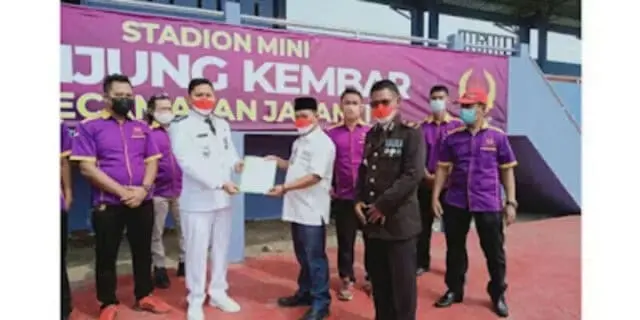 stadion-mini1_copy_800x400 Camat Jayanti Yandri Permana saat menyerahkan SK kepengurusan Stadion Mini Tanjung Kembar ke Komite Olahraga Kecamatan (K.O.K) Kecamatan Jayanti.