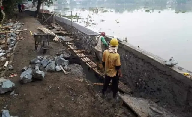Turap Situ Kelapa Dua yang Ambruk Sudah di Perbaiki Turap Situ Kelapa Dua yang Ambruk Sudah di Perbaiki