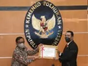 Hadi Prabowo Terima Penghargaan Penyelesaian Batas Negara dari Menko Polhukam Pada HUT BNPP Hadi Prabowo Terima Penghargaan Penyelesaian Batas Negara dari Menko Polhukam Pada HUT BNPP