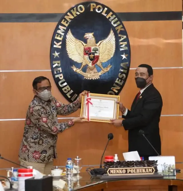 Hadi Prabowo Terima Penghargaan Penyelesaian Batas Negara dari Menko Polhukam Pada HUT BNPP Hadi Prabowo Terima Penghargaan Penyelesaian Batas Negara dari Menko Polhukam Pada HUT BNPP