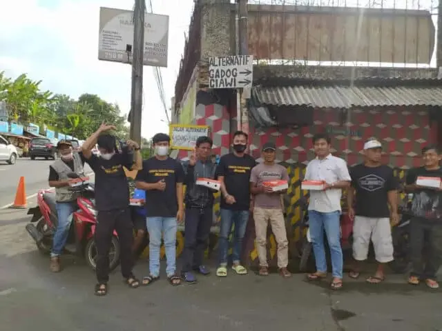 Raker Perdana, KJK Bagikan Nasi Kotak Bentuk Peduli Sesama Raker Perdana, KJK Bagikan Nasi Kotak Bentuk Peduli Sesama