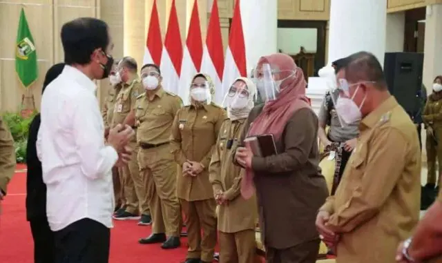 Bupati Pandeglang Curhat Ke Jokowi Tentang Penanganan Covid-19 dan Pembangunan Tol Serang-Panimbang Bupati Pandeglang Curhat Ke Jokowi Tentang Penanganan Covid-19 dan Pembangunan Tol Serang-Panimbang