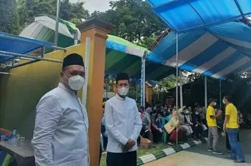 IMG-20210926-WA0021_copy_504x333 Ketua Fraksi Partai Golkar DPRD Kabupaten Tangerang, Muhamad Amud, S.Sos bersama anggota DPRD Provinsi Banten, H. A. Jaini, S.Pd.,M.Si saat melihat warga yang yang ingin di vaksin.