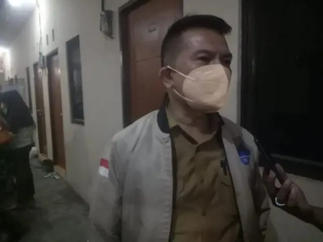 Gelar Vaksinasi Malam, Lurah Kelapa Dua Door to Door Ke Warga Gelar Vaksinasi Malam, Lurah Kelapa Dua Door to Door Ke Warga