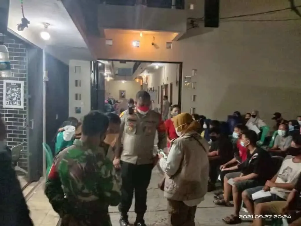 Gelar Vaksinasi Malam, Lurah Kelapa Dua Door to Door Ke Warga Gelar Vaksinasi Malam, Lurah Kelapa Dua Door to Door Ke Warga