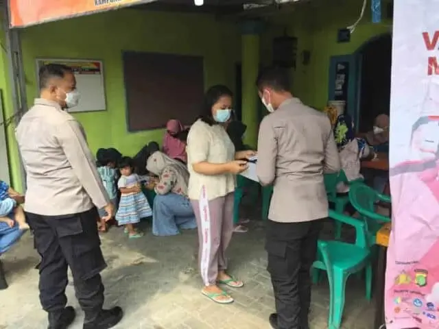Polsek Pagedangan Blusukan Mencari Warga Yang Belum Divaksin Polsek Pagedangan Blusukan Mencari Warga Yang Belum Divaksin