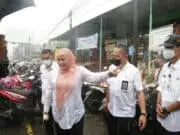 Bupati Irna Hujan-hujanan Meninjau Drainase Pasar Pandeglang Yang Sering Banjir Bupati Irna Hujan-hujanan Meninjau Drainase Pasar Pandeglang Yang Sering Banjir