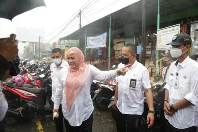 Bupati Irna Hujan-hujanan Meninjau Drainase Pasar Pandeglang Yang Sering Banjir Bupati Irna Hujan-hujanan Meninjau Drainase Pasar Pandeglang Yang Sering Banjir