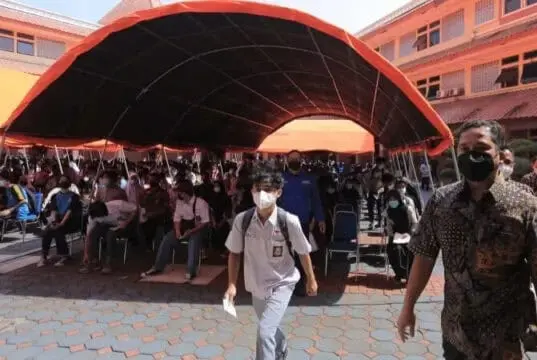 Hari ke-2 Vaksinasi Pelajar Kota Tangerang, Satu Setengah Jam 1.100 Siswa Disuntik Pfizer Hari ke-2 Vaksinasi Pelajar Kota Tangerang, Satu Setengah Jam 1.100 Siswa Disuntik Pfizer