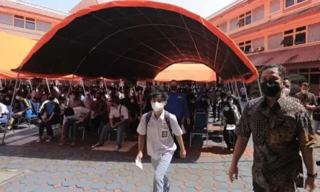 Hari ke-2 Vaksinasi Pelajar Kota Tangerang, Satu Setengah Jam 1.100 Siswa Disuntik Pfizer Hari ke-2 Vaksinasi Pelajar Kota Tangerang, Satu Setengah Jam 1.100 Siswa Disuntik Pfizer