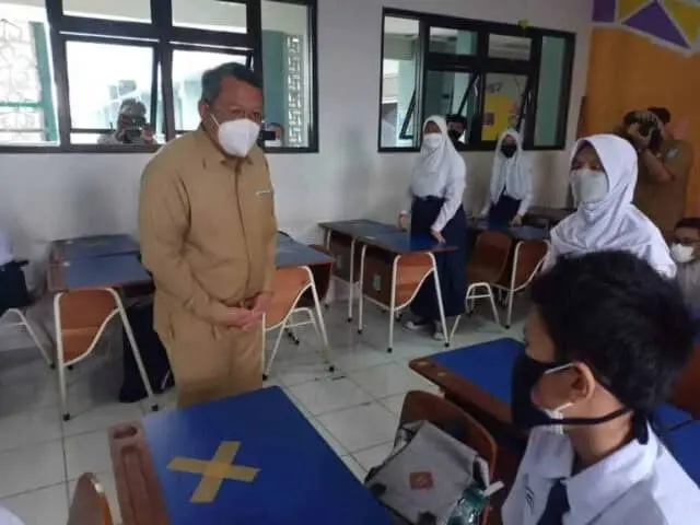 Wali Kota Tangsel Tinjau Pembelajaran Tatap Muka Hari Pertama Tingkat SMP Wali Kota Tangsel Tinjau Pembelajaran Tatap Muka Hari Pertama Tingkat SMP