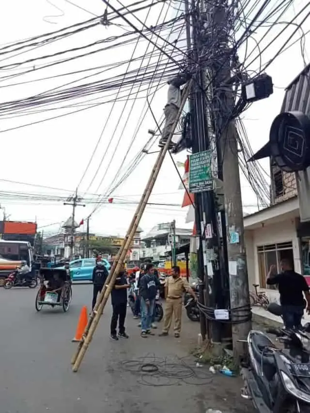 Tidak Ada Toleransi Lagi, DPU Putus Kabe dan Potong Tiang Milik Provider Internet Di Jalan WR Supratman Tidak Ada Toleransi Lagi, DPU Putus Kabe dan Potong Tiang Milik Provider Internet Di Jalan WR Supratman