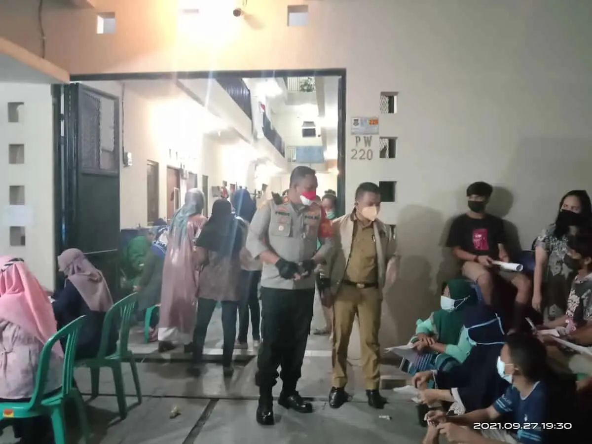 Gelar Vaksinasi Malam, Lurah Kelapa Dua Door to Door Ke Warga Gelar Vaksinasi Malam, Lurah Kelapa Dua Door to Door Ke Warga