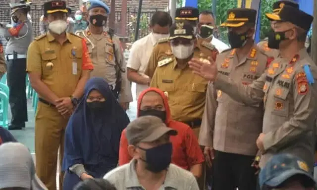 Waka Polda Metro Jaya Sambangi Gerai Vaksinasi Merdeka Sumur Pacing Waka Polda Metro Jaya Sambangi Gerai Vaksinasi Merdeka Sumur Pacing