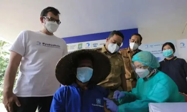 Pemulung TPA Rawa Kucing Kota Tangerang Terima Vaksinasi Covid-19 Jenis Pfizer Pemulung TPA Rawa Kucing Kota Tangerang Terima Vaksinasi Covid-19 Jenis Pfizer