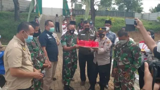 Peringati HUT TNI ke 76, Kapolsek Beserta Forkopimcam Panongan Beri Kejutan Untuk Koramil 14 Panongan Peringati HUT TNI ke 76, Kapolsek Beserta Forkopimcam Panongan Beri Kejutan Untuk Koramil 14 Panongan