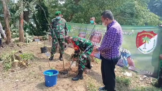 Didampingi Danramil 03/Legok, Kasi Ter Korem 052/Wkr Melakukan Penanaman Pohon Didampingi Danramil 03/Legok, Kasi Ter Korem 052/Wkr Melakukan Penanaman Pohon